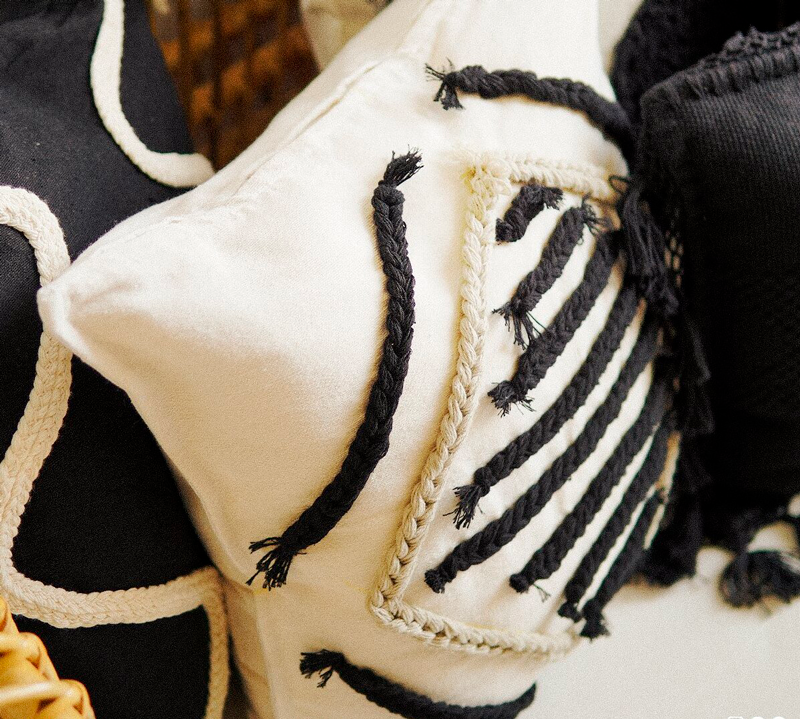 textiles artesanales de lana en Oaxaca, arte textil zapoteco auténtico, tapetes de lana hechos a mano en Oaxaca, cojines artesanales oaxaqueños, textiles zapotecos tradicionales, decoración artesanal de Oaxaca, productos textiles hechos a mano, telar de pedal zapoteco Oaxaca, mantelería artesanal oaxaqueña, textiles premium de Oaxaca, casa textil artesanal en Oaxaca, artesanía textil oaxaqueña de lana, tejidos zapotecos para el hogar