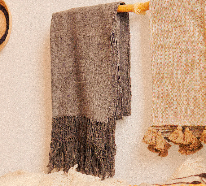 textiles artesanales de lana en Oaxaca, arte textil zapoteco auténtico, tapetes de lana hechos a mano en Oaxaca, cojines artesanales oaxaqueños, textiles zapotecos tradicionales, decoración artesanal de Oaxaca, productos textiles hechos a mano, telar de pedal zapoteco Oaxaca, mantelería artesanal oaxaqueña, textiles premium de Oaxaca, casa textil artesanal en Oaxaca, artesanía textil oaxaqueña de lana, tejidos zapotecos para el hogar