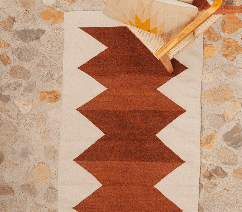 textiles artesanales de lana en Oaxaca, arte textil zapoteco auténtico, tapetes de lana hechos a mano en Oaxaca, cojines artesanales oaxaqueños, textiles zapotecos tradicionales, decoración artesanal de Oaxaca, productos textiles hechos a mano, telar de pedal zapoteco Oaxaca, mantelería artesanal oaxaqueña, textiles premium de Oaxaca, casa textil artesanal en Oaxaca, artesanía textil oaxaqueña de lana, tejidos zapotecos para el hogar