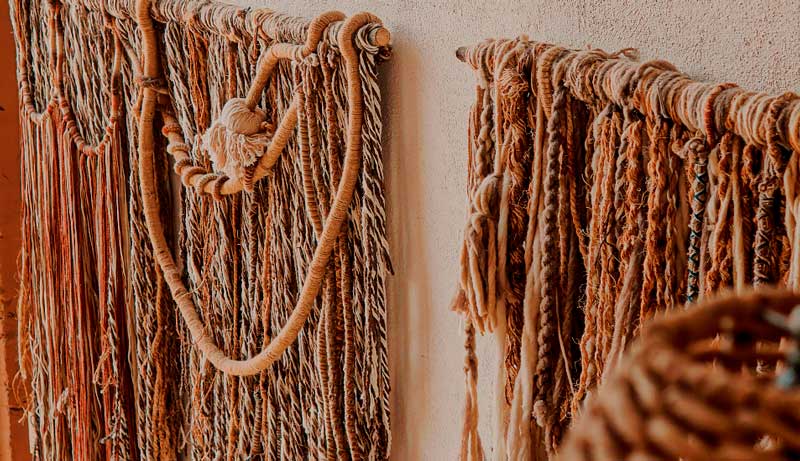 textiles artesanales de lana en Oaxaca, arte textil zapoteco auténtico, tapetes de lana hechos a mano en Oaxaca, cojines artesanales oaxaqueños, textiles zapotecos tradicionales, decoración artesanal de Oaxaca, productos textiles hechos a mano, telar de pedal zapoteco Oaxaca, mantelería artesanal oaxaqueña, textiles premium de Oaxaca, casa textil artesanal en Oaxaca, artesanía textil oaxaqueña de lana, tejidos zapotecos para el hogar